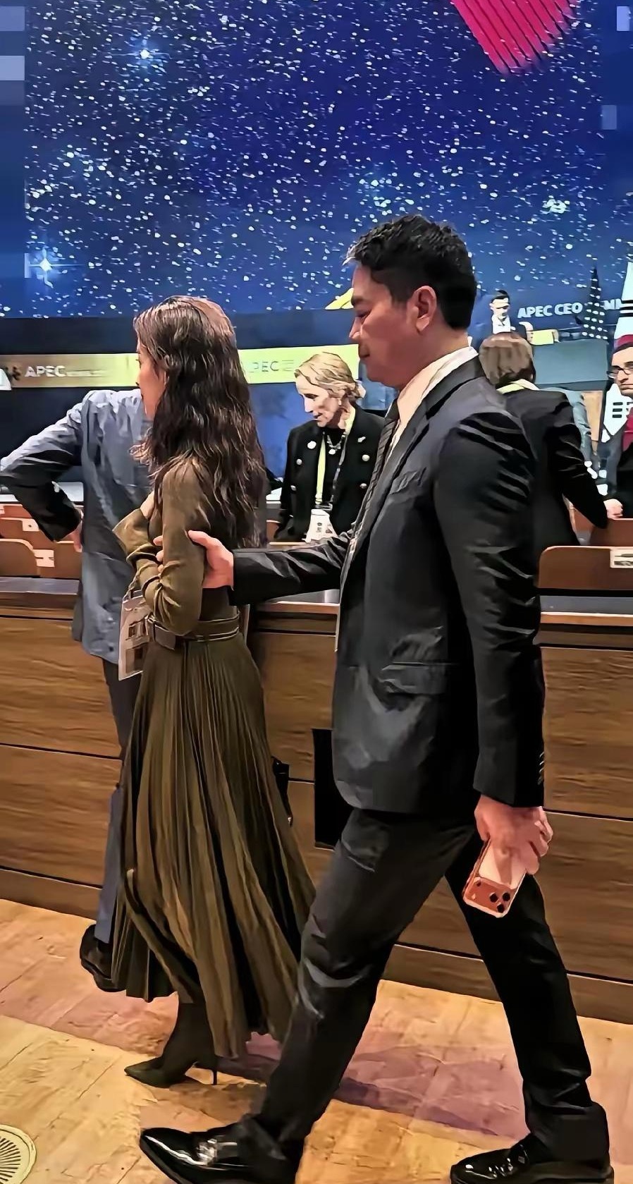 章泽天的厉害之处不是她敢在公共场合，掉头就走而是这些年，她把东哥，给彻彻底底的审