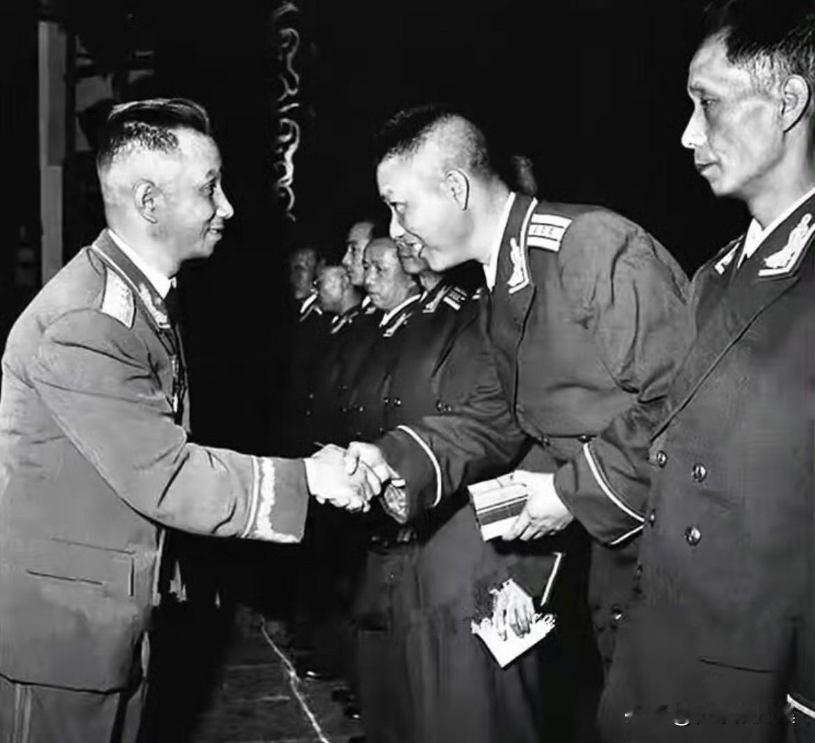 1955年10月，粟裕大将代表毛主席为在京校官授勋，这是中国人民解放军首次实行军