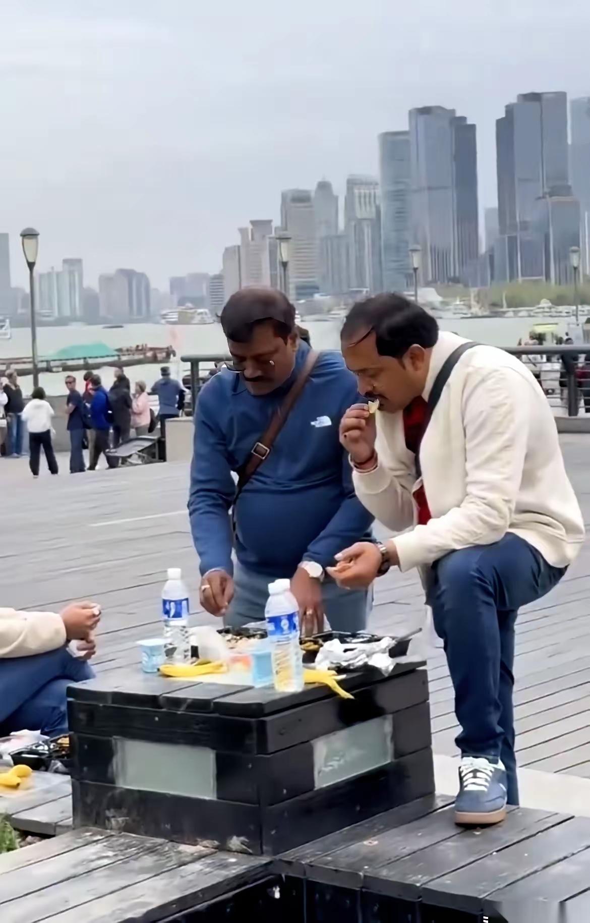 油顺着手腕往下淌，烫得龇牙咧嘴，一口吞下整个生煎包。

这是在外滩拍到的几个老外