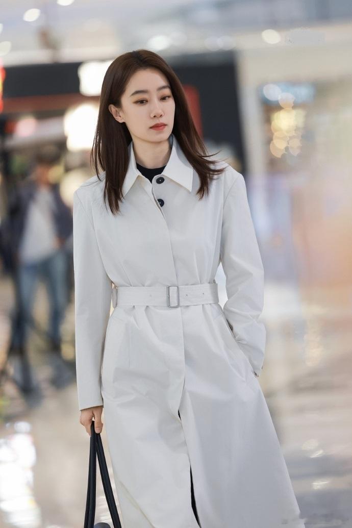 最近，张小斐在录制新剧时选择了经典的黑白搭配风格，整个人看上去年轻又漂亮，魅力十