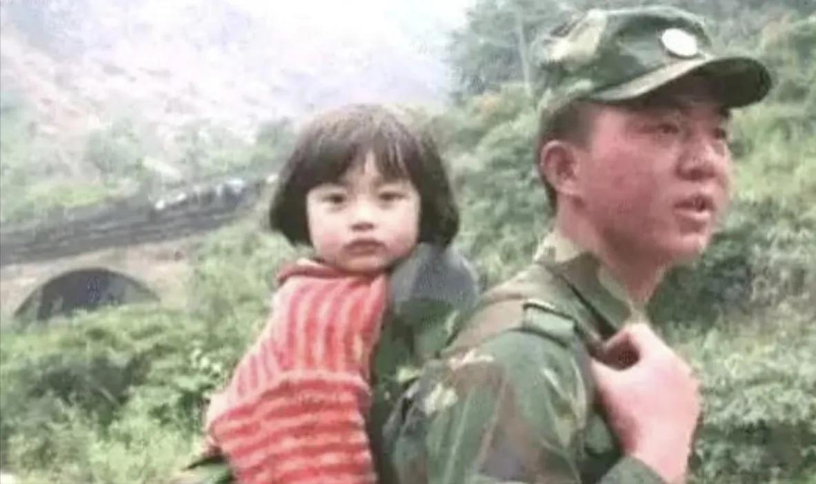 2008年5月12日，22岁的济南军区侦察兵梁智斌在北川中学废墟中徒手刨出10岁