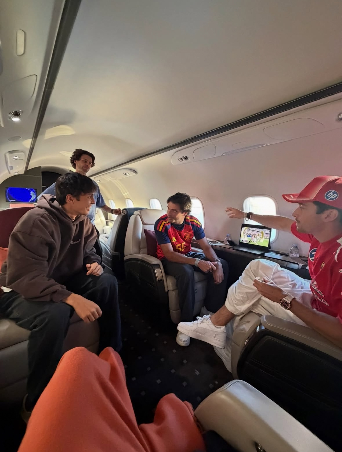 想到他们坐着私人飞机也得五个人挤着看一个ipad大的屏幕就觉得好笑连开场阿卡搬奖