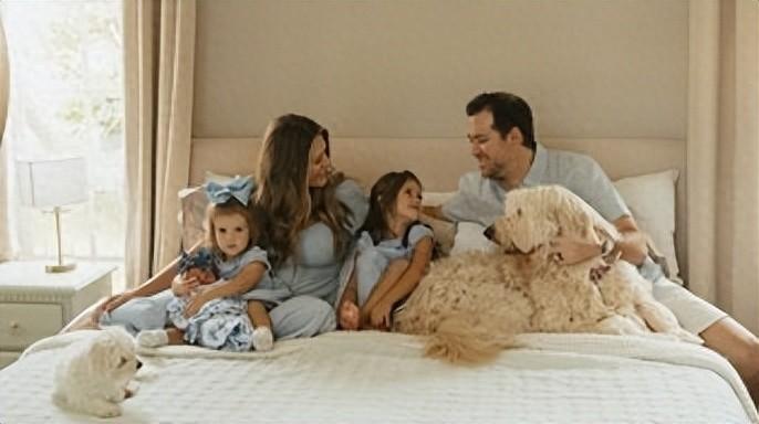 【美国宝妈餐厅合法哺乳遭驱逐！店主怒吼 “滚出去” 引众怒】佛罗里达州母亲阿里斯