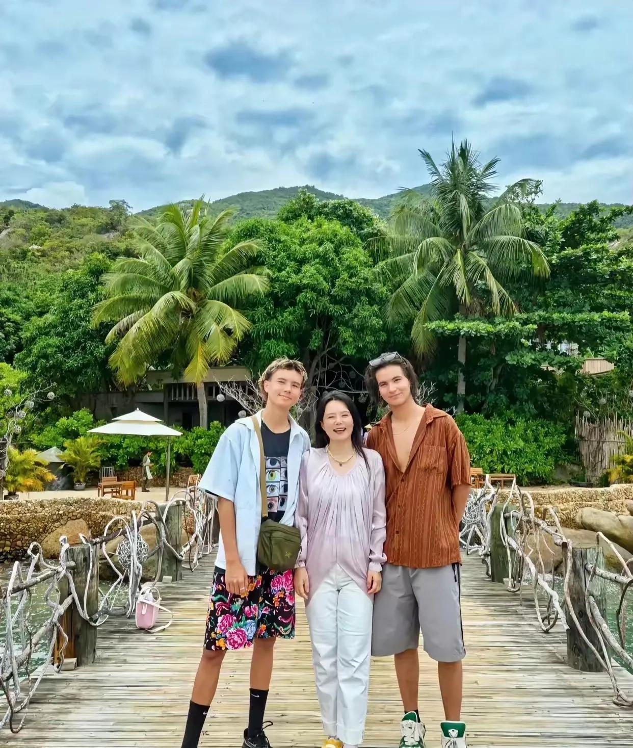 龚丽娜很懂得改良基因，她的两个混血儿子就是最好的证明。每一个都比她个子高，长得也