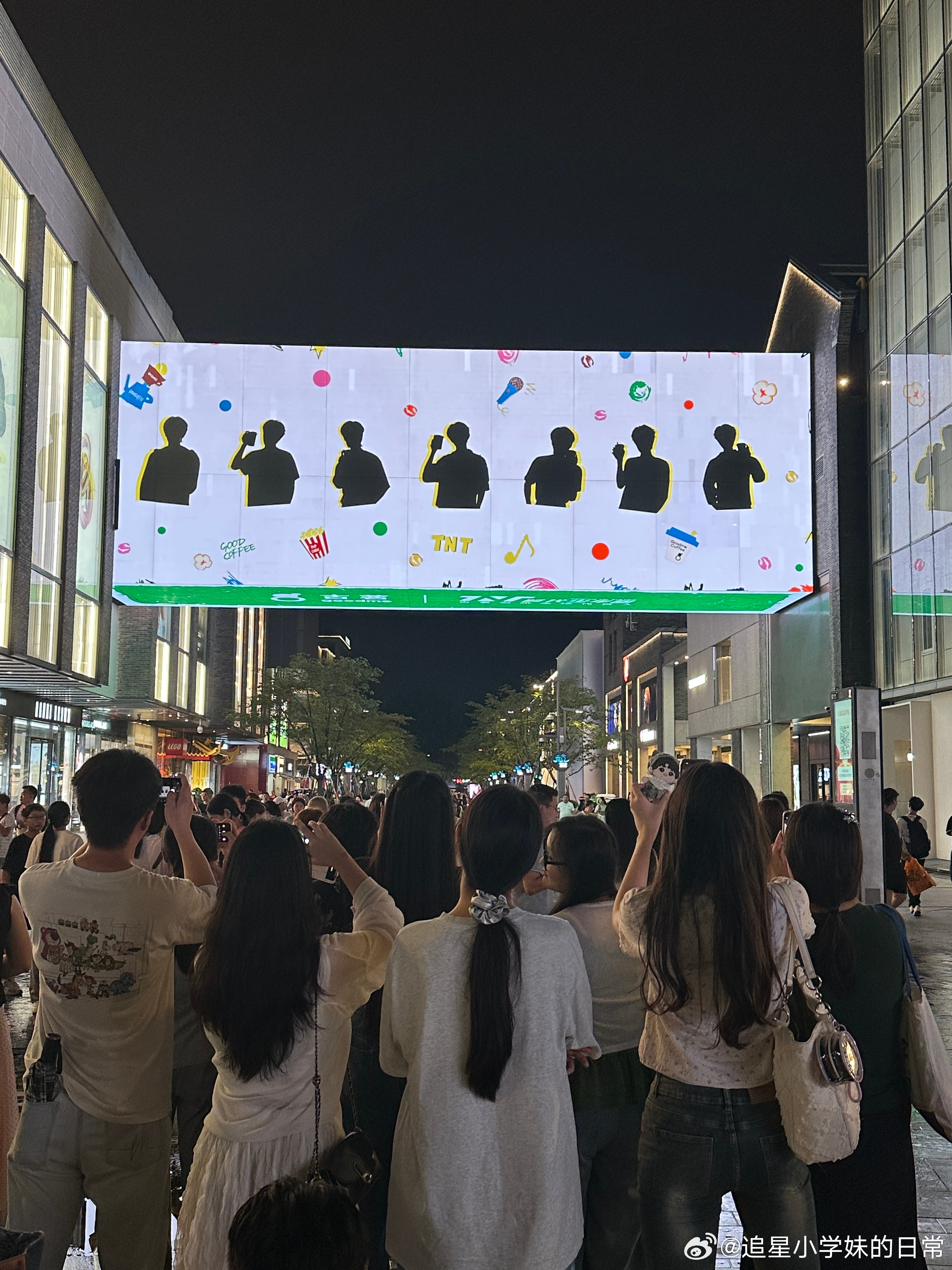 时团点亮西子廊桥 亮灯那一下，西子廊桥美得像换了副模样！现场爆满，路人纷纷停下来