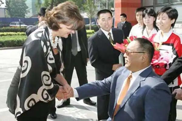 邓朴方本是天之骄子，北大原子核物理高材生，年少聪慧通透，本该投身国家尖端科研，前