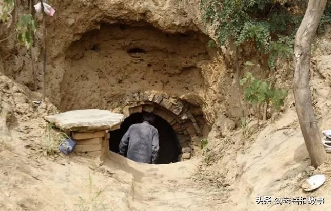 今天下午遇到一个收废品的老汉在给另一个收废品的同行诉苦:他说今天他接了一个活，有