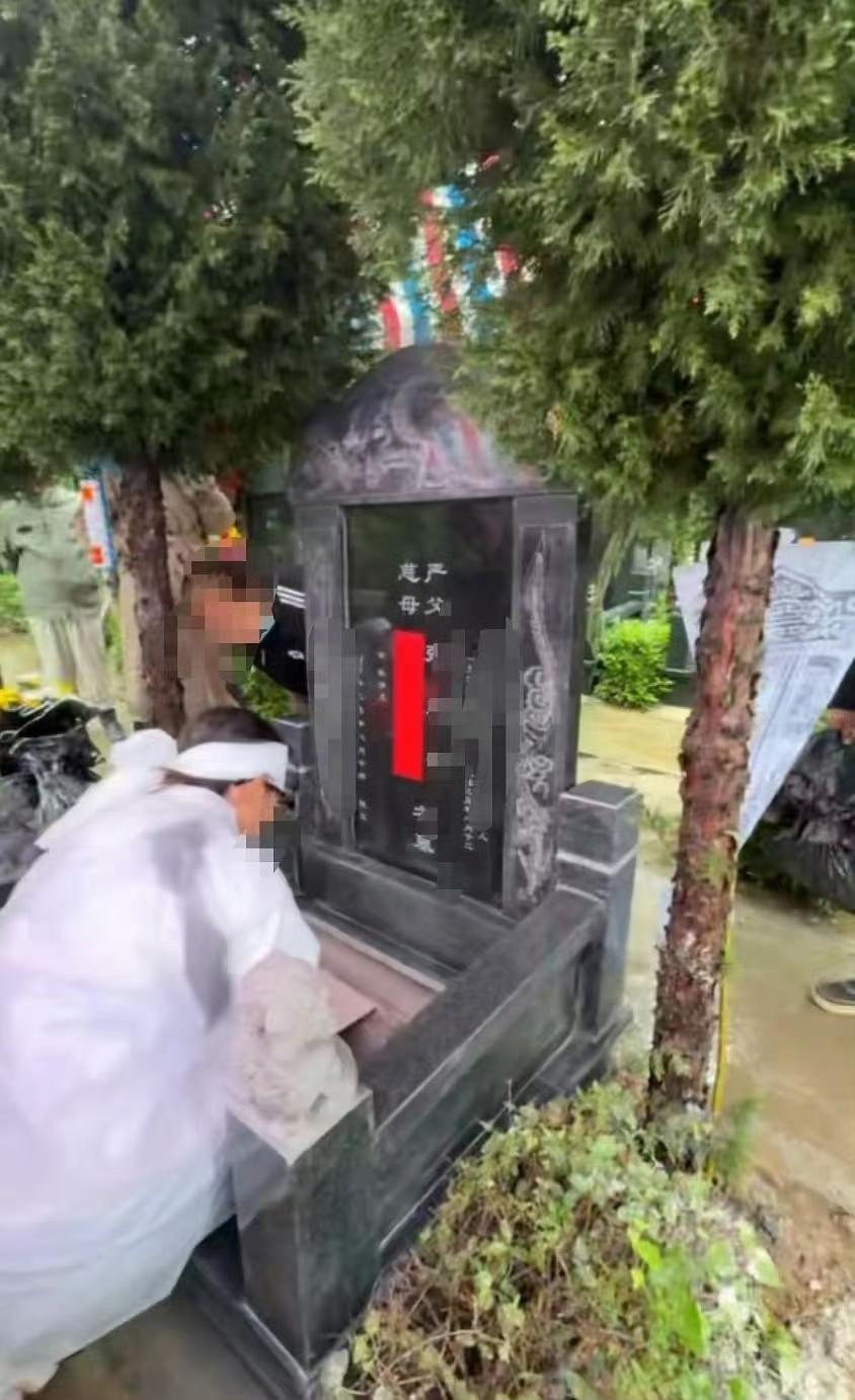 寒心！姐弟花7万买相邻墓位，下葬当天发现被分开，墓园只愿赔6000
 
陕西渭南