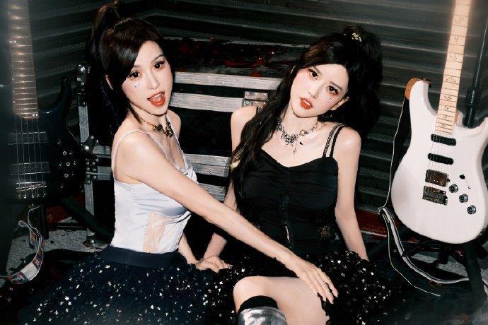 #by2腰身比#BY2的这身装扮太出彩！吊带突出纤细腰肢，蓬蓬裙衬托气质。那迷人