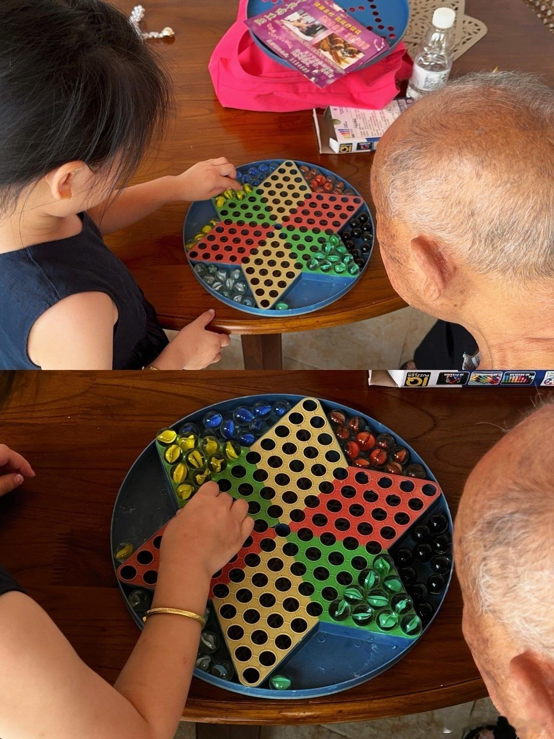 虎姐夫小学时老祖祖带他学会跳棋，这副跳棋现在还好好在老祖祖家。此刻老祖祖在教咕噜