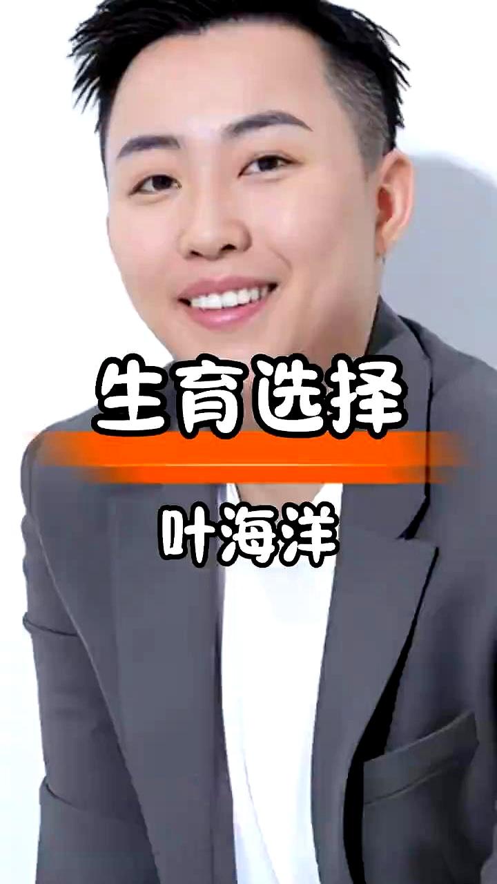 当她产后没按“坐月子”的老规矩，抱着一大一小的双胞胎出现在街头时，评论区立刻开战