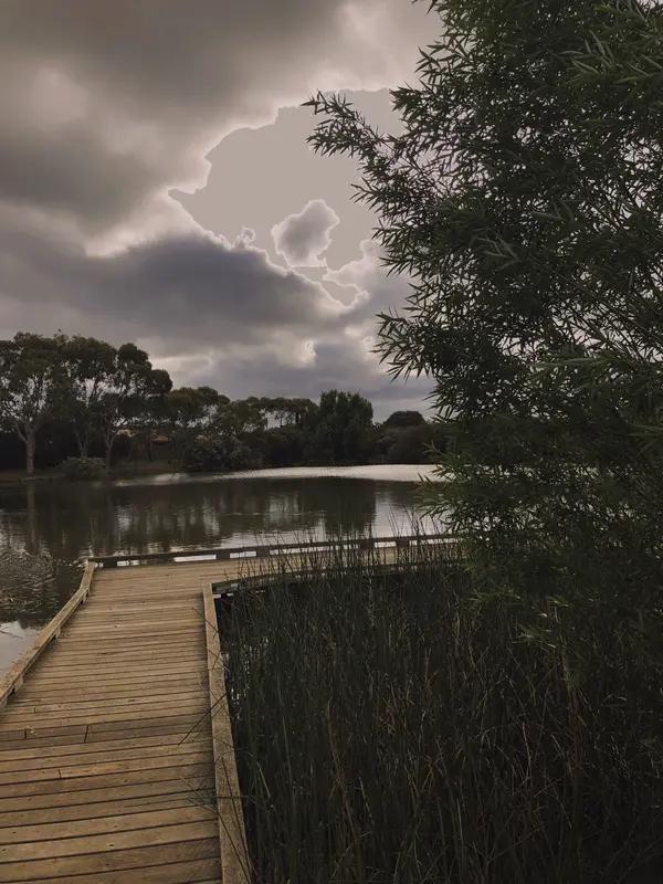 在这个快节奏的时代，喧嚣似乎已然成为生活的常态。朋友所言极是，远离喧嚣，寻得一方