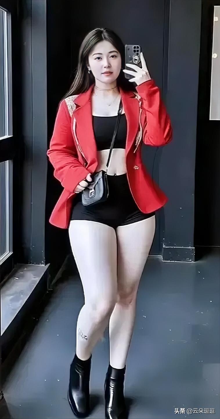 红色外套+黑色短裤，搭配黑色靴子，简约又时尚！