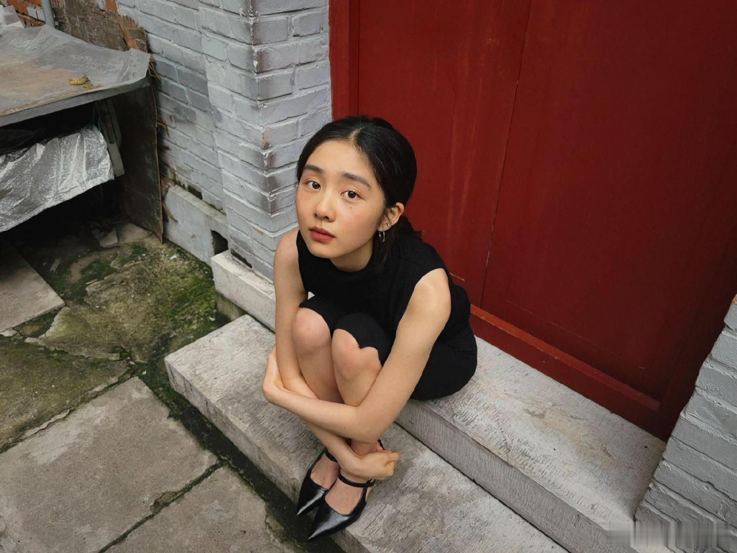 黄多多社交平台晒近照黄多多穿着高跟鞋坐在台阶上，可可爱爱又带着点小成熟，反差萌绝