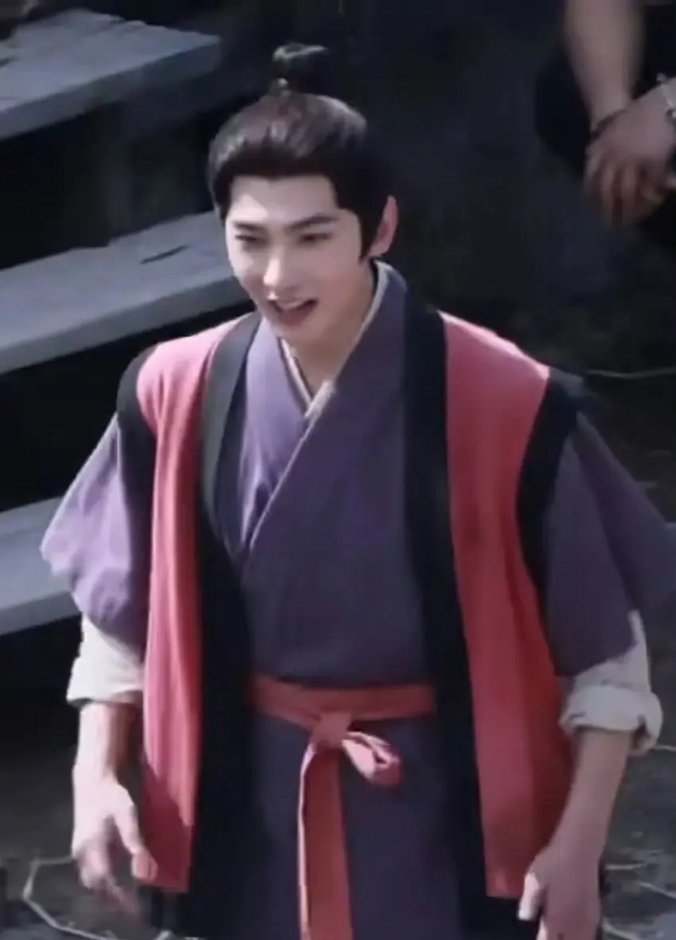 杨洋的服装和妆造真的被暗害了吧……这还不维权 