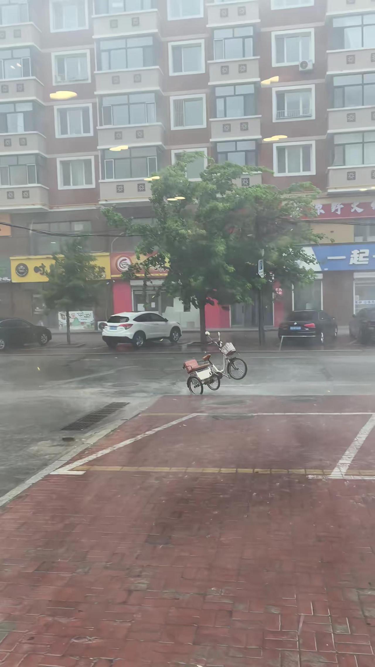 有思想的三轮车暴雨街头 暴雨天
