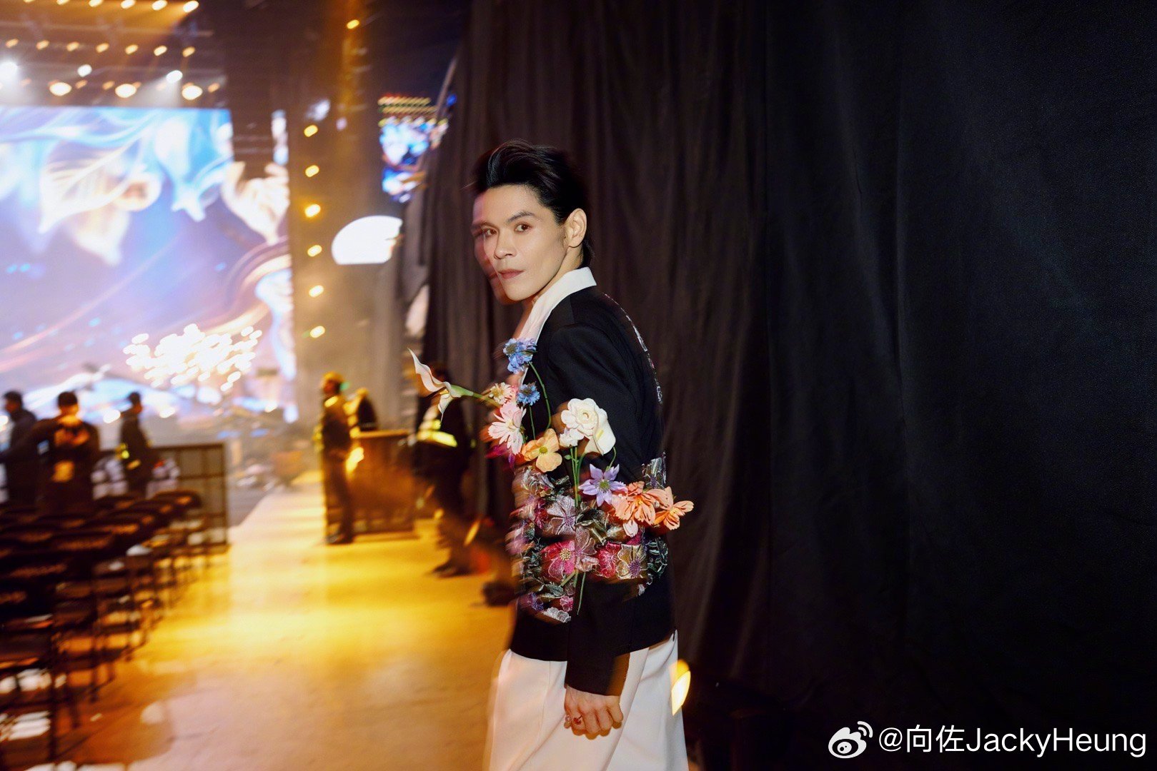 向佐呼吁支持功夫女足 从“建议大家别去看”到“大家应该更要支持所有电影包括女足”