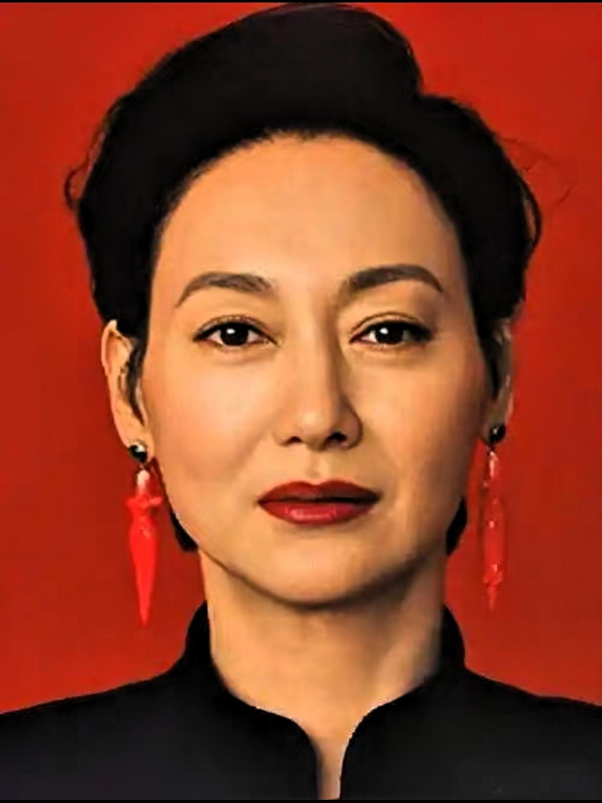 谁说岁月是把杀猪刀？64岁的惠英红第一个不服。年轻时飒爽英气，如今反而沉淀出凌厉