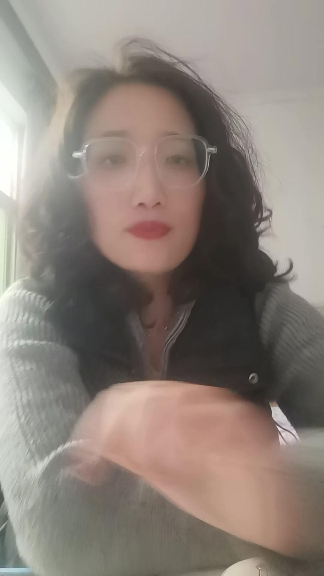 瞿颖翻红，是清醒的反消费主义|清迈95元穿三件
1️⃣不被物质绑架：瞿颖采访时穿