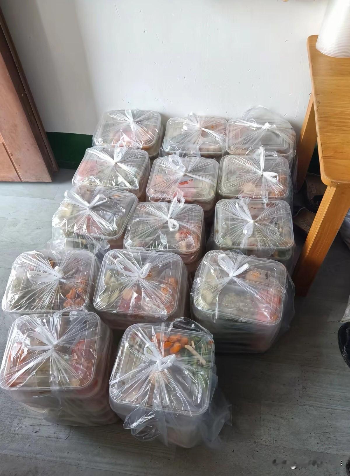 一个人在家做电商，今天订单太多了，打包大姐们加班两小时，每人多给30块钱，加一顿