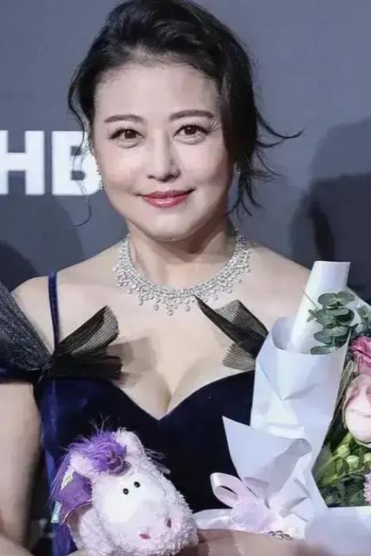 2013年，47岁的周海媚不顾家人的反对，毅然放弃香港的事业，跟随小7岁的男友到