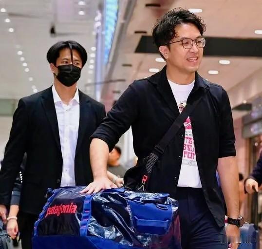 太讽刺了！民进党台北市长参选人沈伯洋窜访日本，刻意在运动外套里面穿上防弹背心，跑