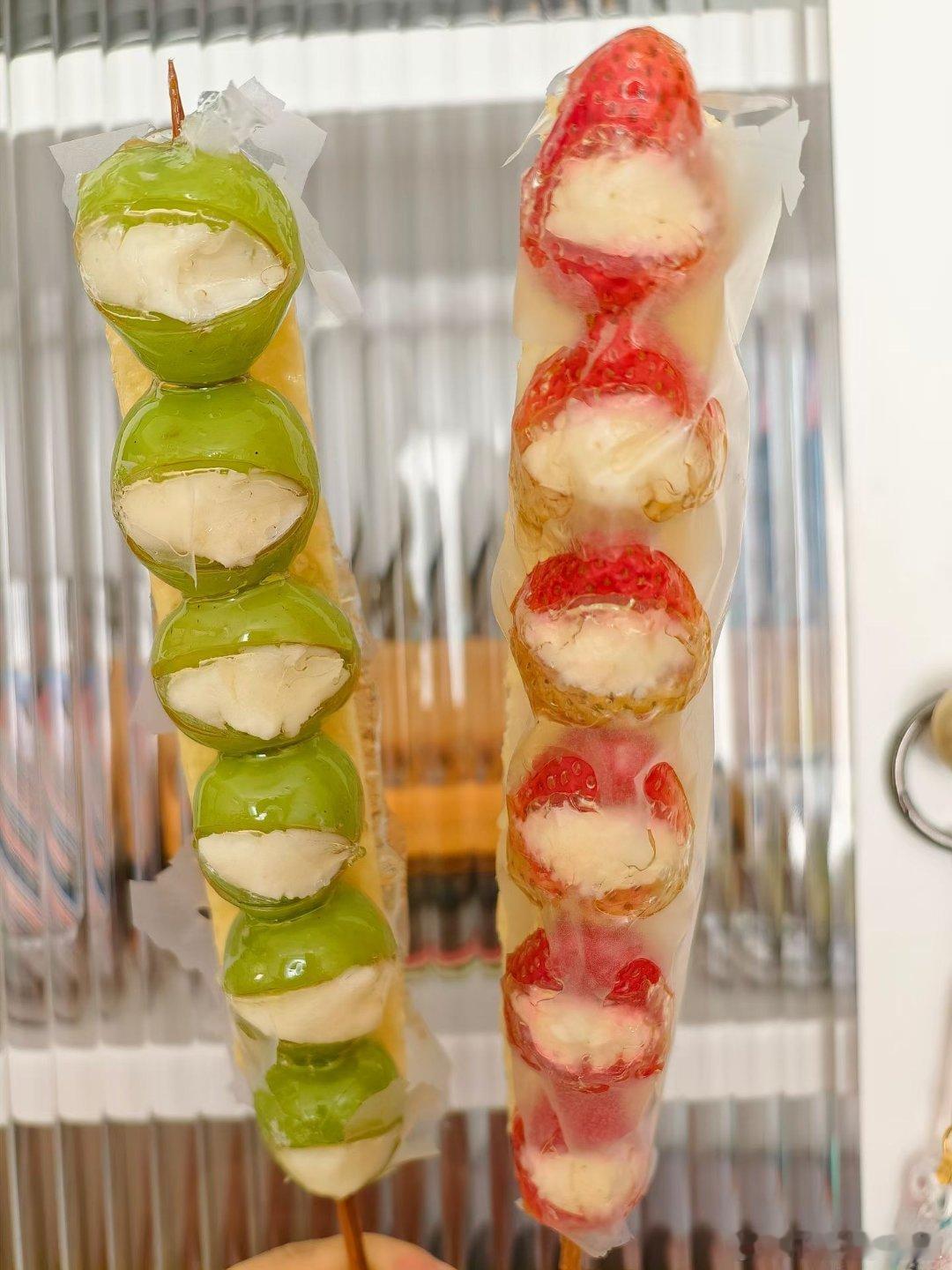 冰糖葫芦本质里面的食材是酸的是有道理的，往里加一个更甜的奶皮子真的太胡闹了……吃