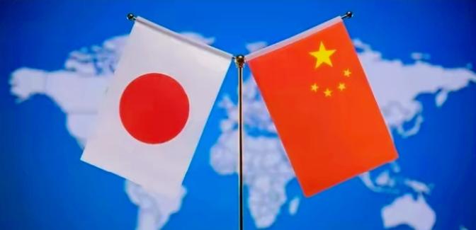 日本跟我们针锋相对！在王毅外长点名批评，高市早苗和日本行为的危险性之后，日本防卫