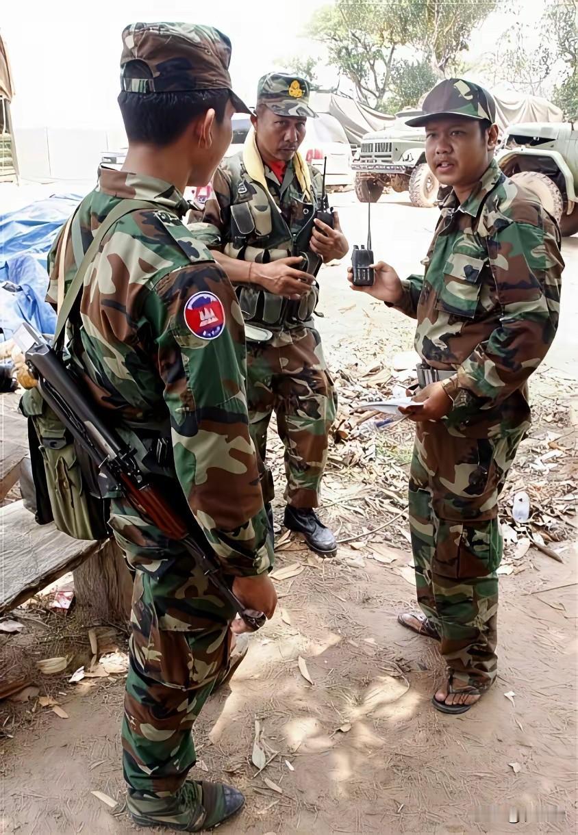 就问洪森这个仗要怎么打？三个柬埔寨士兵凑不齐一套正规的衣服和装备，离谱的是竟然还