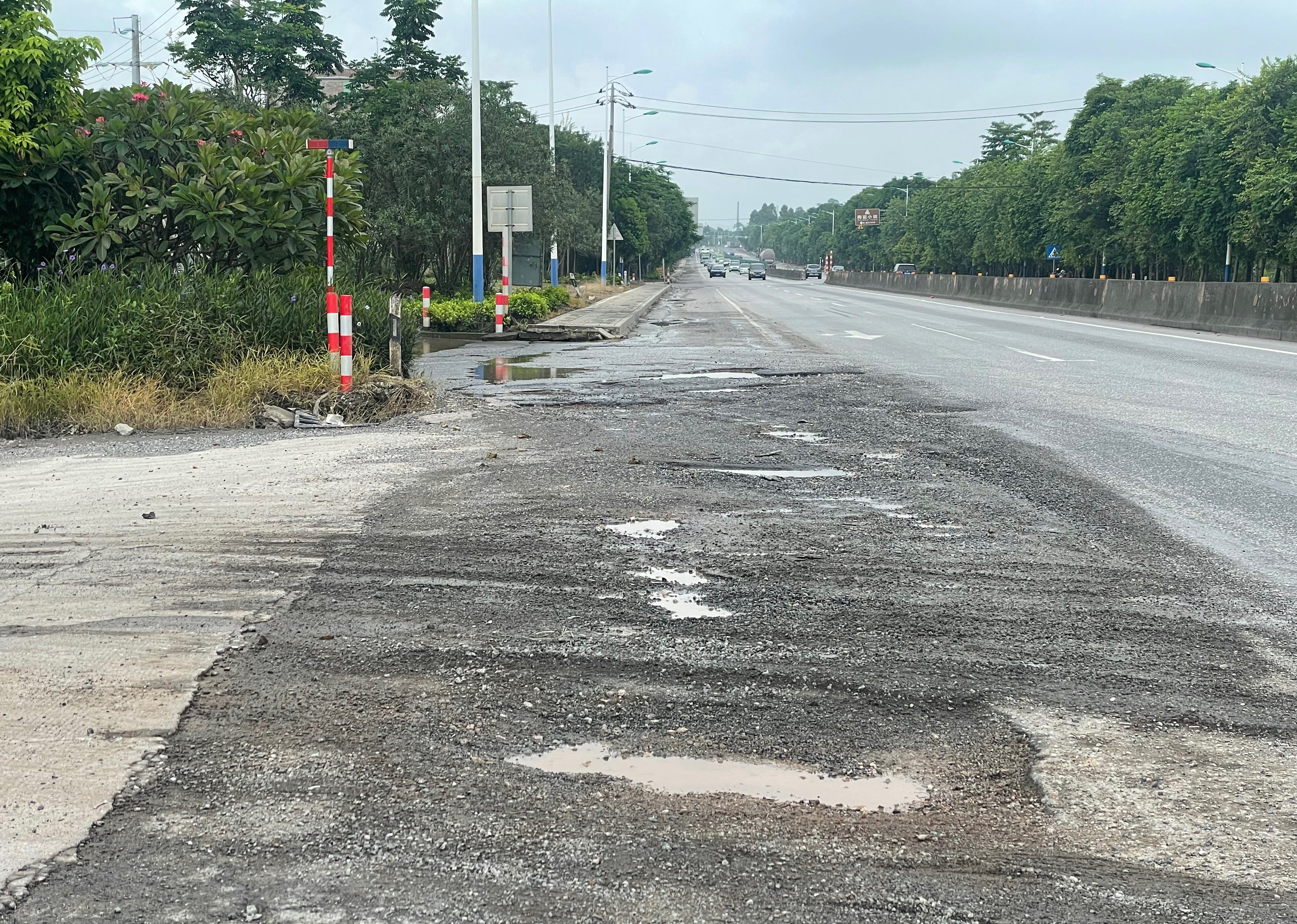 6月27日，网友反映：玉林北流某加油站路口的路面破烂不堪，什么时候能维修一下？同