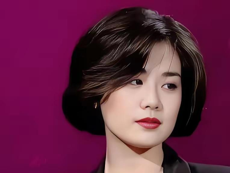 1981年，只有19岁的女演员丛珊指着朱时茂，对导演谢晋哭着说：“不是我不愿意抱