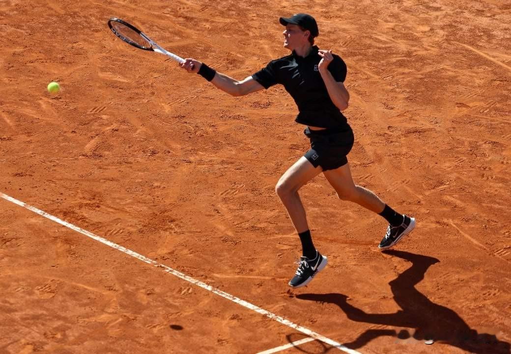 ATP1000罗马站一场1/4决赛焦点战，世界排名第一的辛纳以6-2、6-4击败