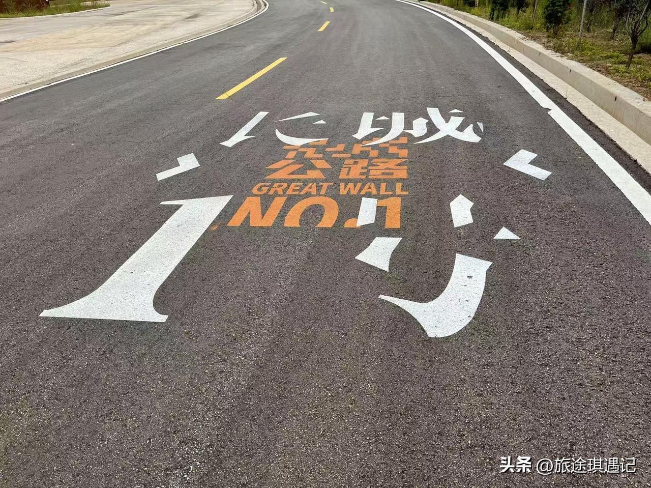 在山西朔州有一道独特的景观，明代内外长城在这里交汇，高海拔的针叶林更是点缀着风景