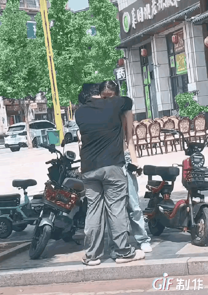 恋爱脑上头真的没救了！大街上公然亲热就算了，女孩居然感情一上头脱了上衣让男友拥抱