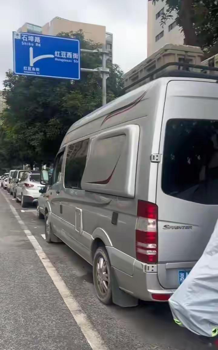 百万房车不上锁停街头，陌生人开走带全家旅游！车主一句话戳中无数人
 
街头偶遇一