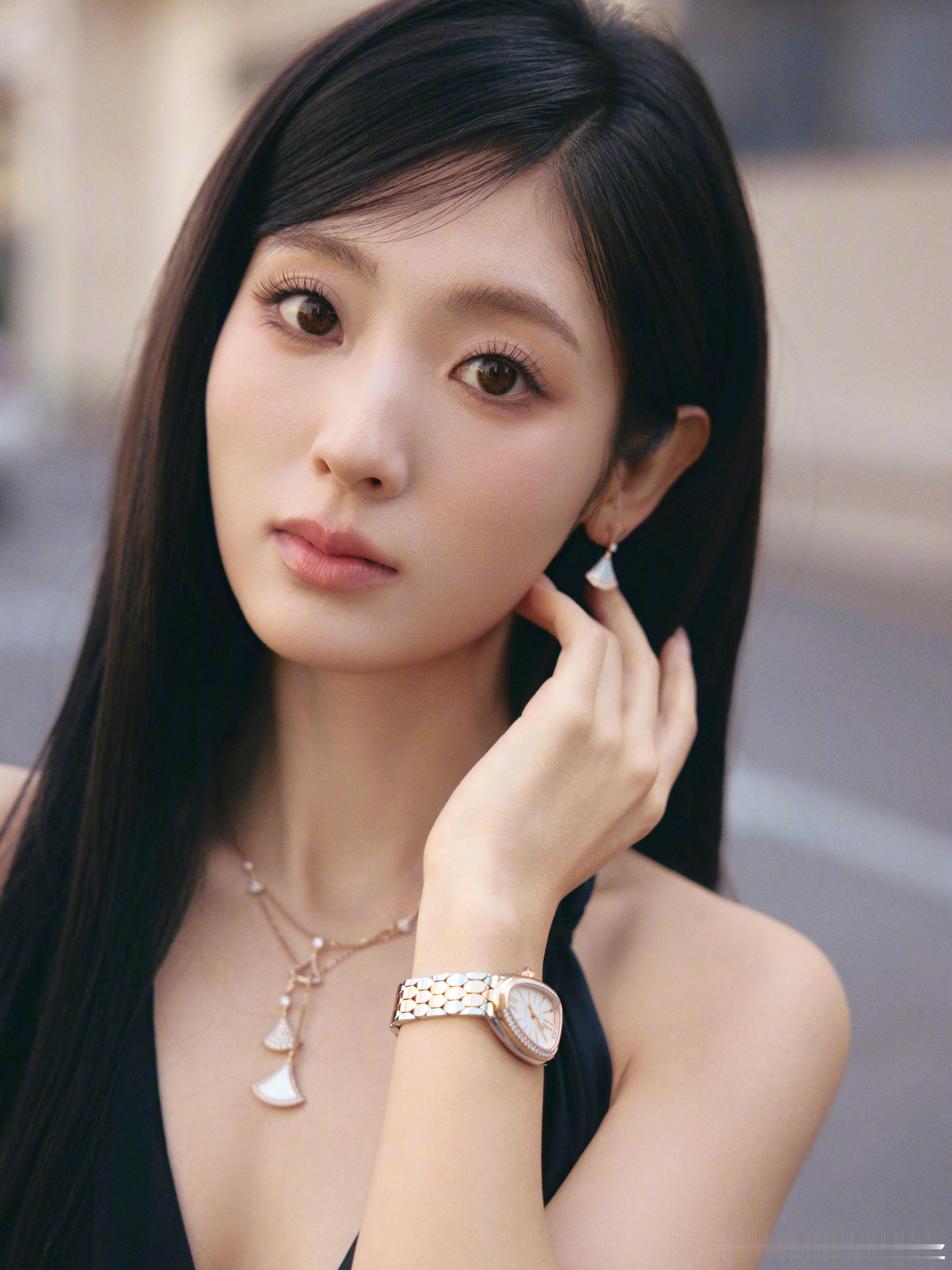 邢菲 40 分钟光速道歉！压双实线调头，不找补获赞公关天花板24 日，邢菲被拍在