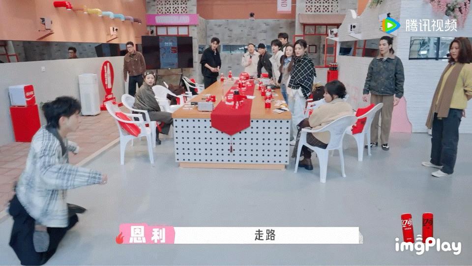 恩利个人技有点无敌了别人秀才艺恩利秀骨头😂别人舞台秀唱歌跳舞，恩利画风完全跑偏