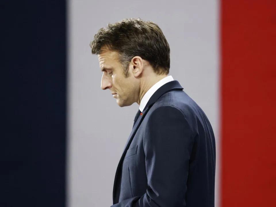 【马克龙真是条“变色龙”】
        马克龙这“变色龙”属性真是表现得淋漓