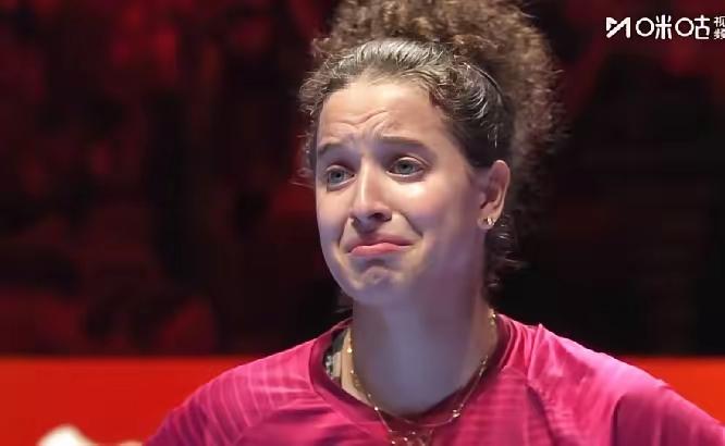 她笑了，
另一个哭了。
知道莎莎能赢，
没想到赢得这么艰难​
有多少人跟我心情一