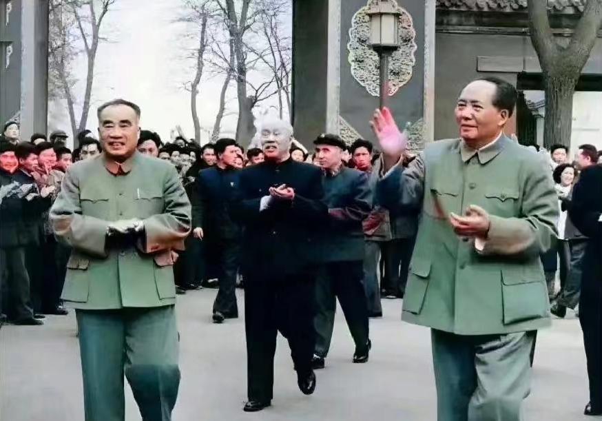 1962年，朱老总陪同毛主席接见民兵代表时，留下了这张珍贵照片，站在朱老总身后的