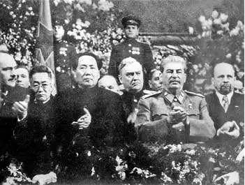 1950年，毛主席结束了对苏联的访问并返回中国。驶过壮丽的贝加尔湖时，他情绪激动