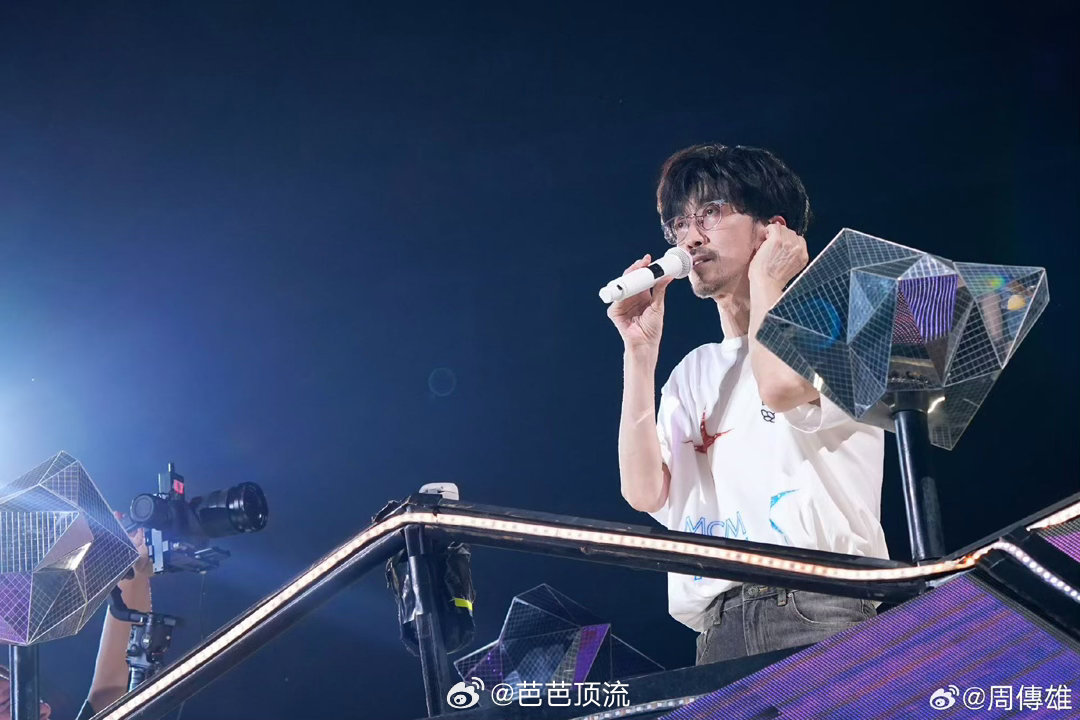 周传雄演唱会新歌首唱演唱会提前解锁周传雄新歌舞台藏惊喜，歌声叙平生。杭州巡演现场