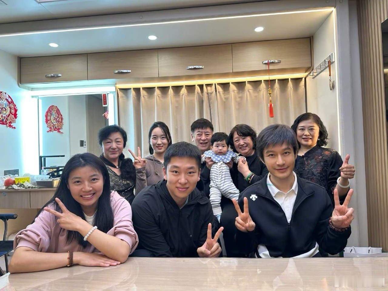 这是黄晓明的真实容貌，不化妆，也头发也不打理，黑瘦黑瘦的像个高中生！突然觉得黄晓