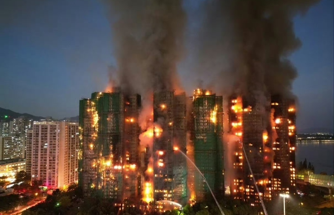 香港火灾死亡人数上升到12人。从现场照片来看，真的好严重啊，七八栋大楼好像都在燃