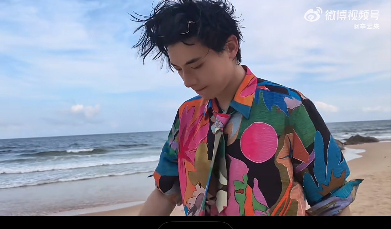 辛云来的卷发造型被海风打败了 海边氛围感秒变欢乐现场，只因辛云来的卷发被海风彻底