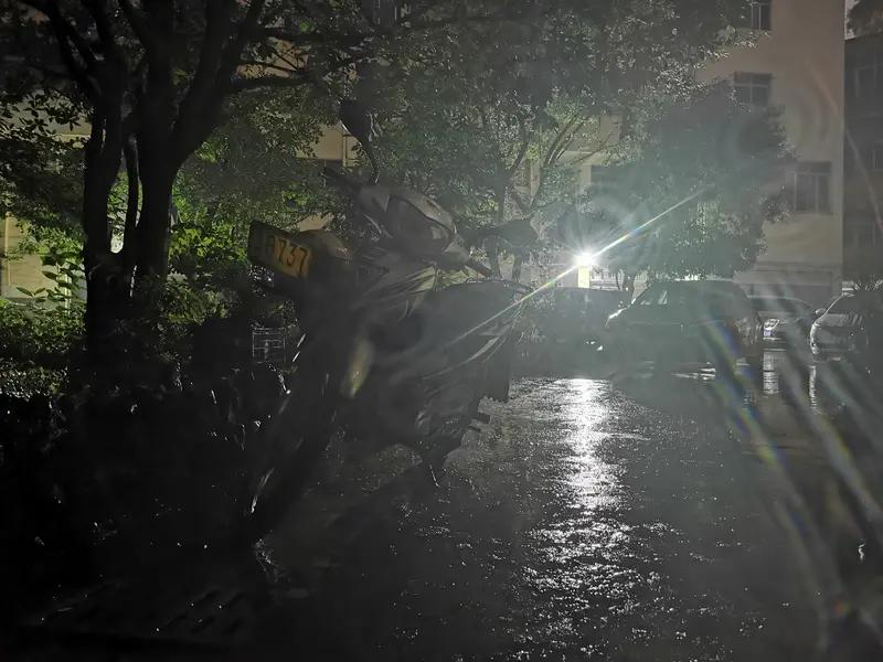 看到“昨夜狂风暴雨”这个上联，瞬间来了兴致。这上联描绘出昨夜那狂风呼啸、暴雨倾盆