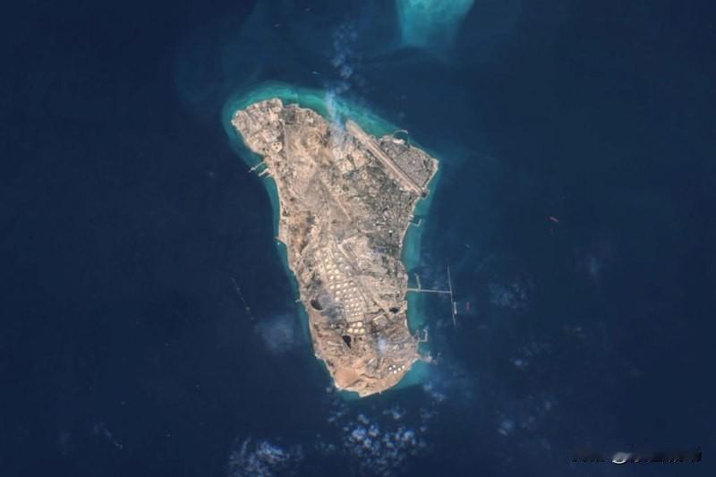 这座岛是伊朗目前大部分石油的通道，美国知道，以色列也知道。
    但是目前美国