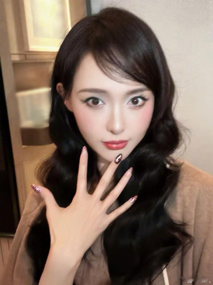 唐嫣秀美甲正确方式唐嫣这是在自拍还是在秀美甲？？？正确方式get✅️，比美甲更好