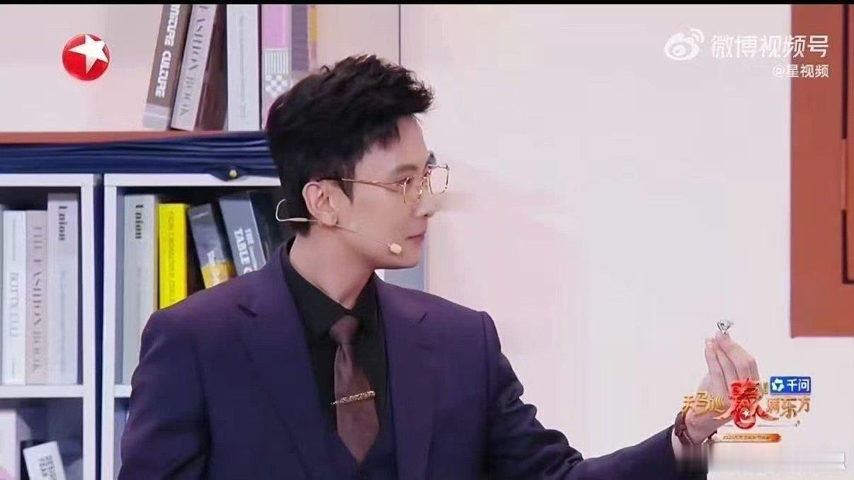 千问投喂短剧霸总八个粽子2026东方卫视春晚，王菊让千问AI给孙樾点外卖。AI送