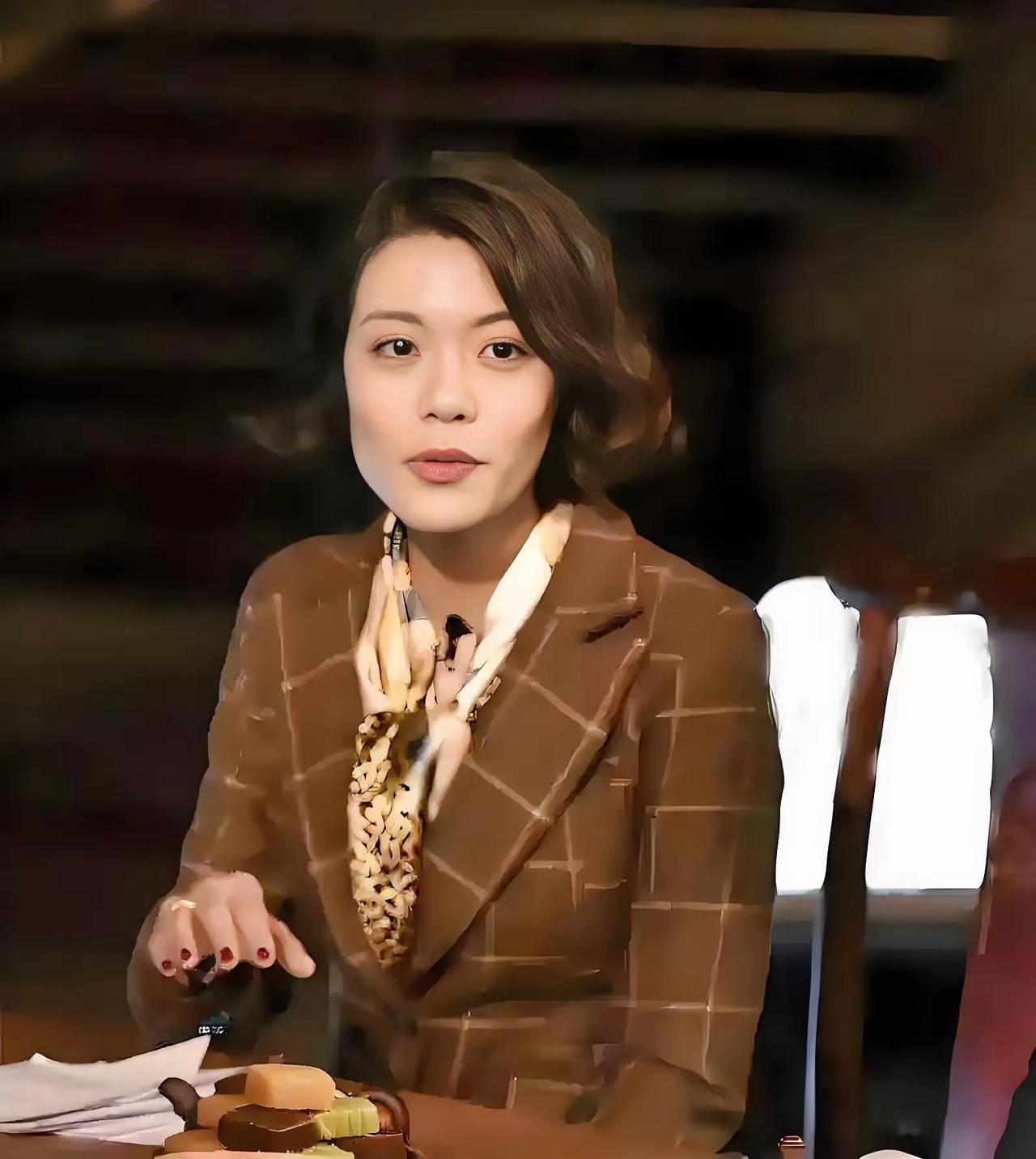 复旦大学教授陈果说：“看一个女人，你去掉她的性价值，这个人还可以交往，那么她就是